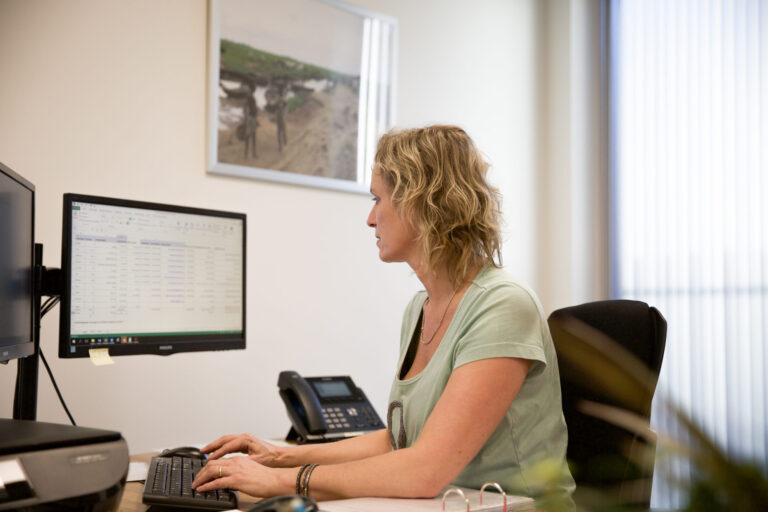 Administratief personeel achter bureau