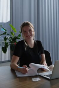 Administratief medewerker achter bureau aantekeningen maken