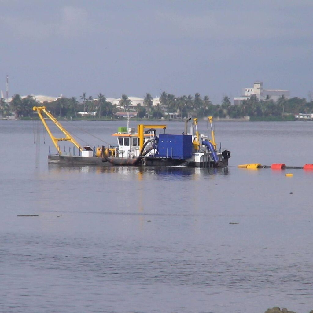 Zuiger in water met leidingwerk en drijvers