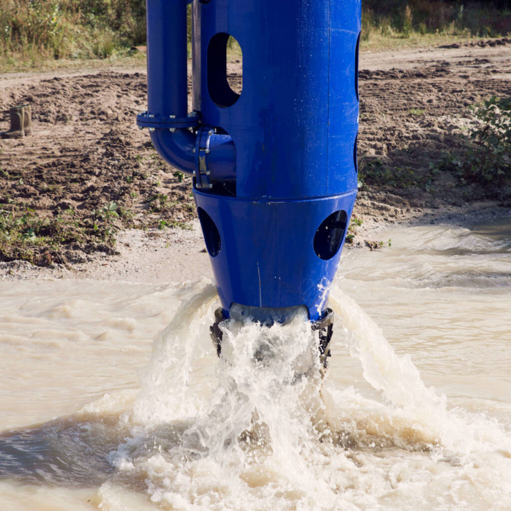 DOP Pomp Baggerpomp die net uit het water gehesen wordt