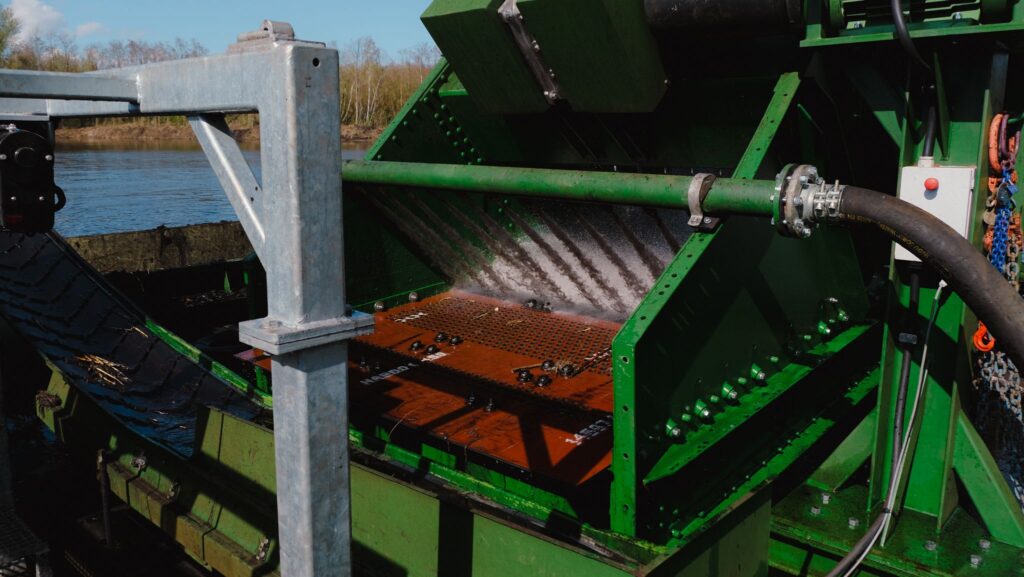 Floating screening dredger 2